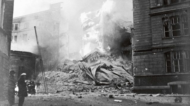 Helsingin pommitukset 30.11.1939 tuhosivat kauppahallin puoleisen nurkan Abrahamin- ja Lönnrotinkadun asuintalosta. Talo korjattiin myöhemmin ja on paikallaan myös nykyisin. Kuvassa näkyy savuavan talon lisäksi myös nykyisen Metropolia-ammattikoulun kulmaus.