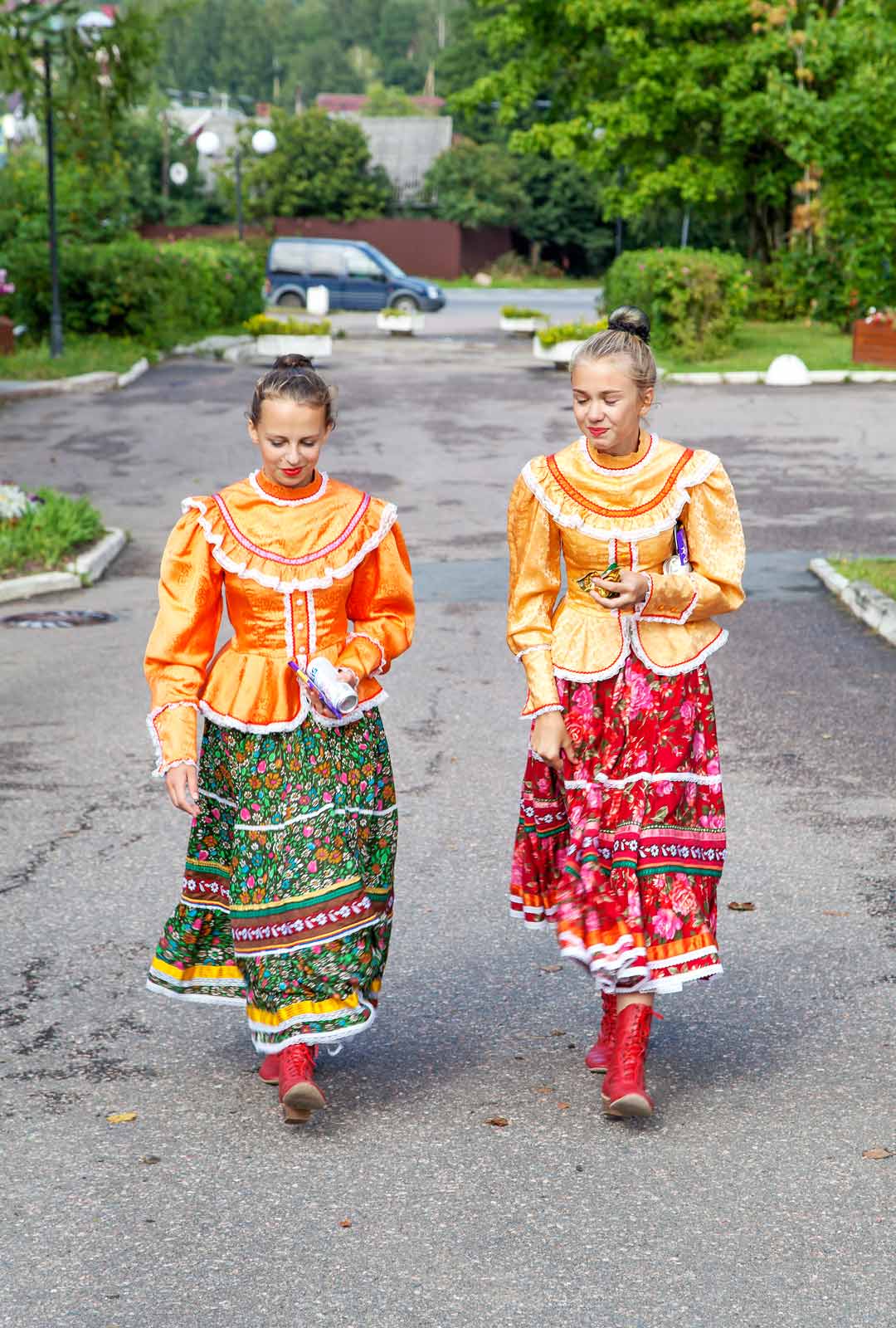 Venäläiset nuoret esittivät kihujen pääjuhlassa kansantansseja.