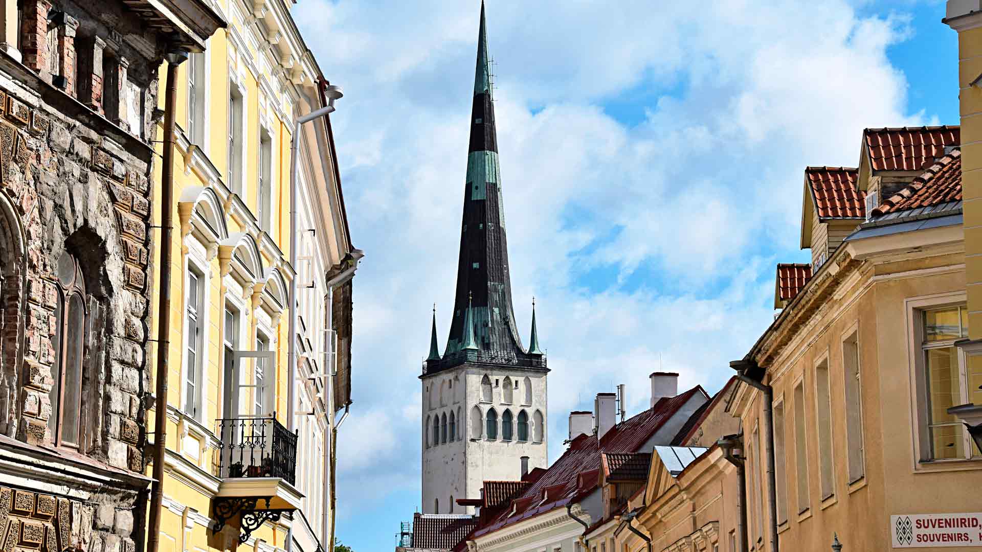 Tallinnan korkea kirkontorni on kaikille turisteille tuttu. Olevisten kirkon värikäs historia sen sijaan ei ole niin tunnettu.