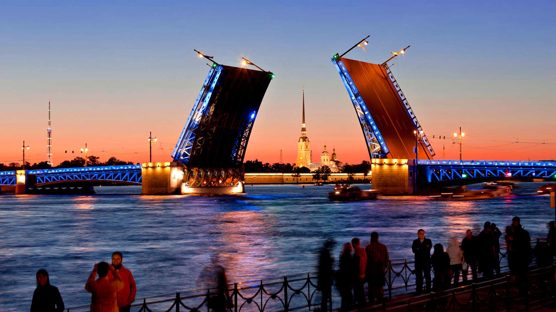 Aamuyöllä vuoron perään avautuvat sillat tarjoavat uljaan näytelmän Pietarin kävijälle.