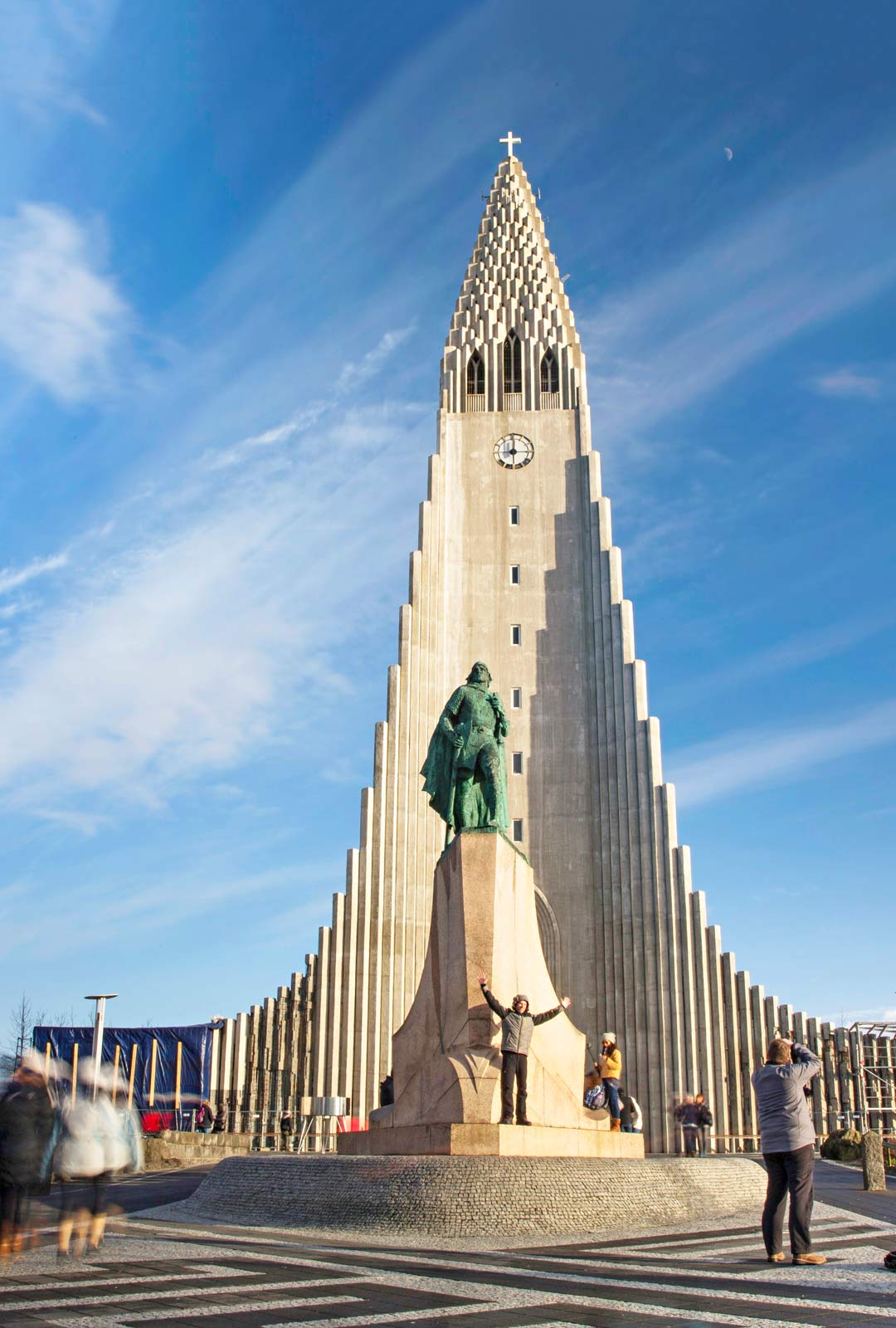 Kirkon edessä seisoo ylväänä skandinaavisen muinaisuskon jumalia palvonut viikinki Leifur Eríksson.