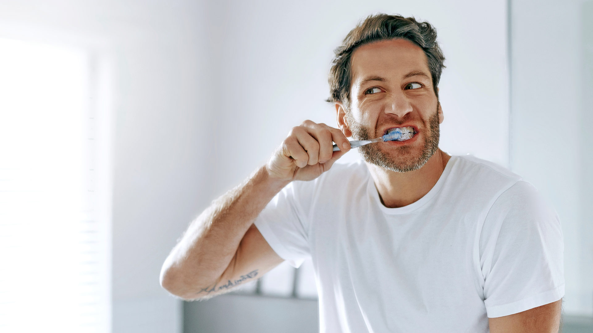 Pahanhajuinen hengitys: Kotikonstina kannattaa kokeilla  kielen kevyttä harjaamista hammasharjalla aamulla ja illalla.  Kieli ei tarvitse hammastahnaa.