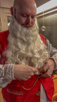 Samuli Lahtinen teetti joulupukin asun teatteripuvustajalla.