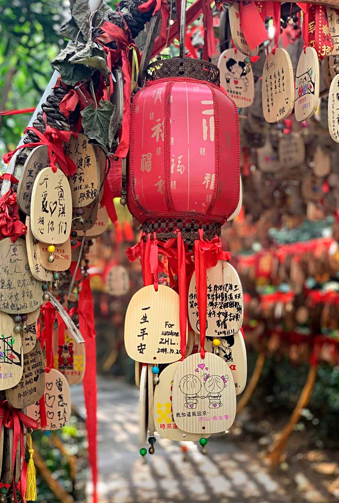 Kun kipuaa ylös Baiyun-vuorelle, kannattaa pysähtyä kujalle, jonne kiinalaiset solmivat toivein ja rukouksin höystettyjä koristeita. Niitä myydään samalla tasanteella sijaitsevassa kojussa.