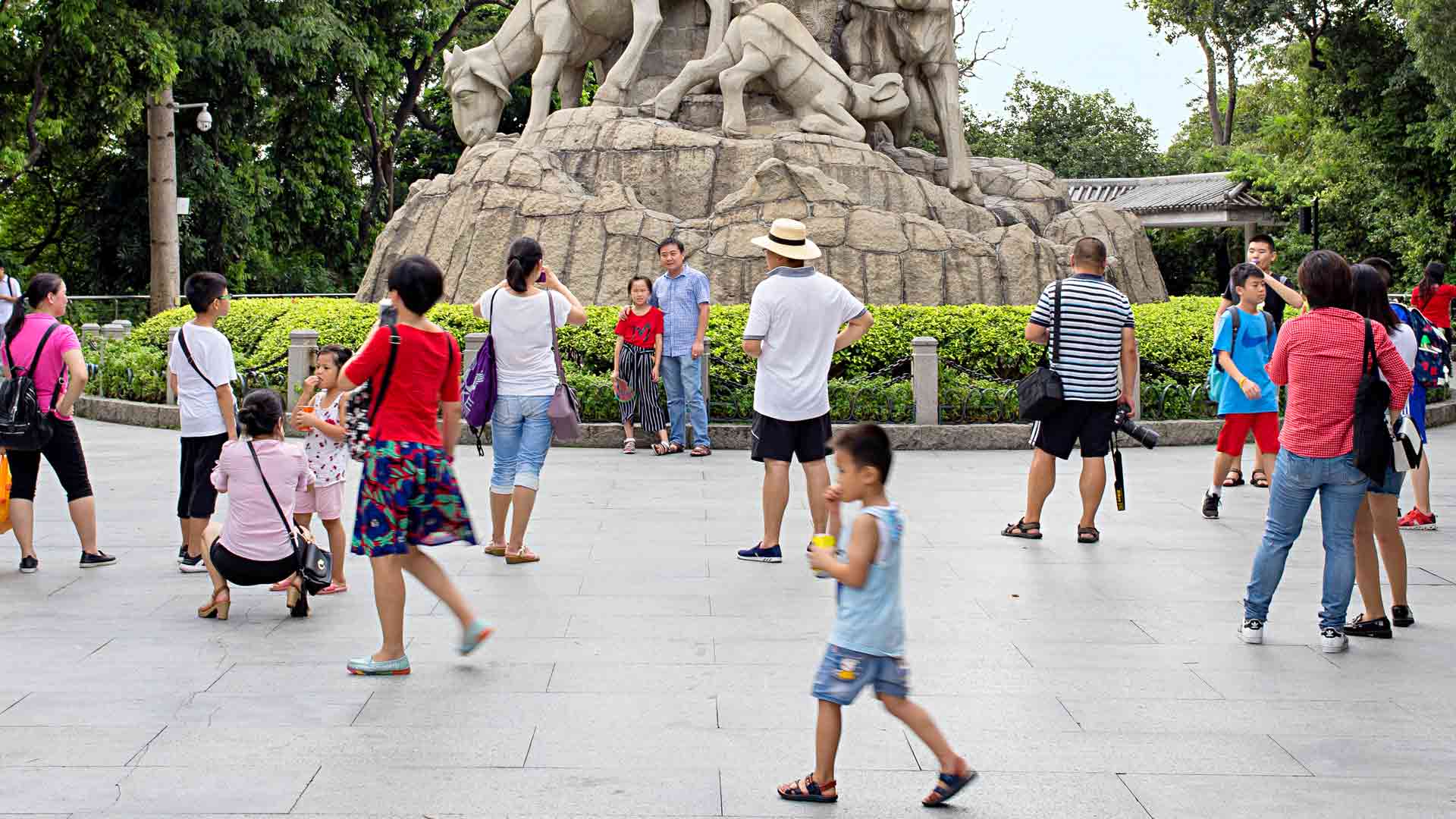 Yuexiu-puiston vetonaula, viittä vuohta kuvaava Statue of Five Rams -veistos on Kantonin symboli.