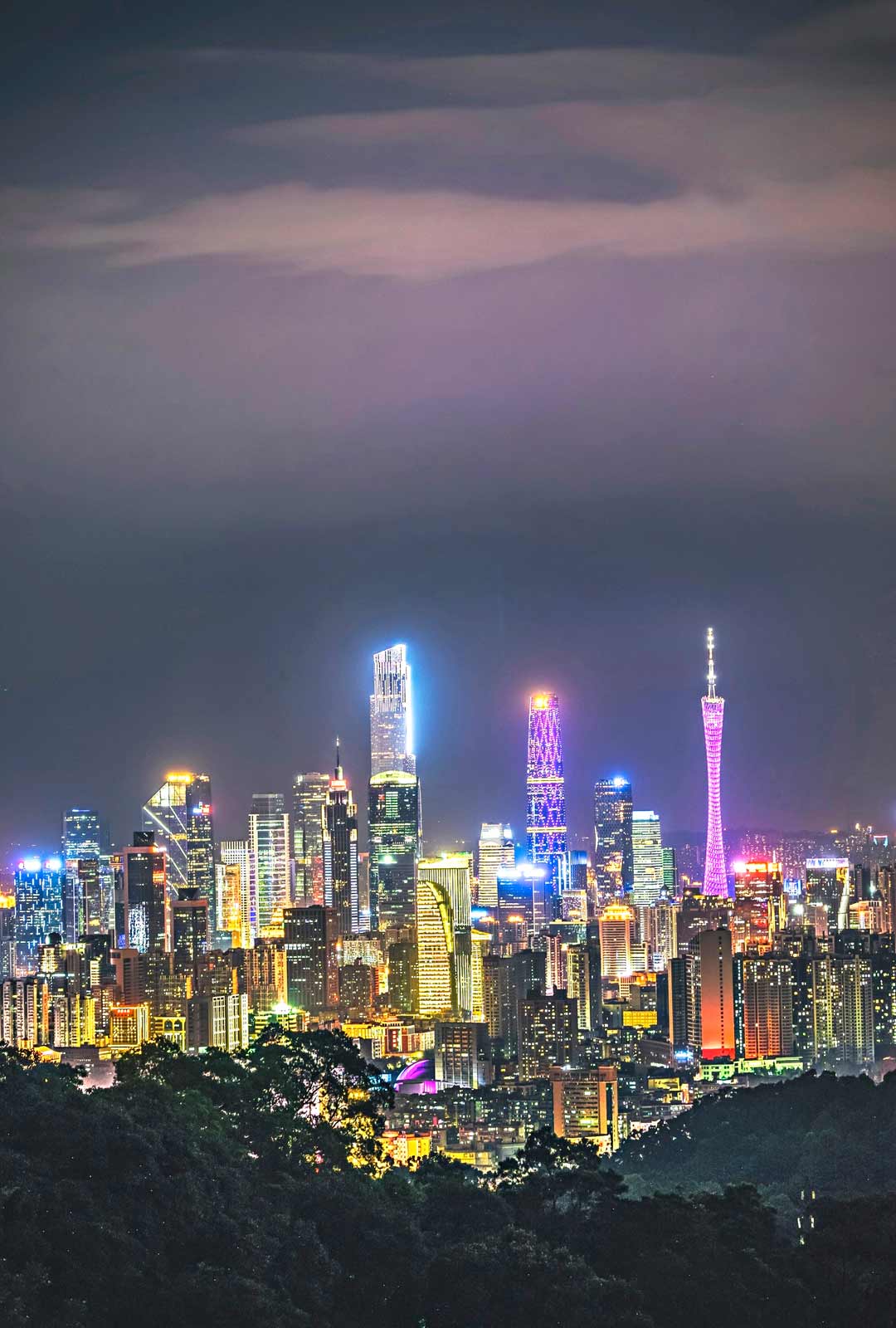 Öiseen aikaan Kantonin keskusta tursuaa neonvaloja. Oikealla näkyvä Kantonin tv-torni on kaupungin ylpeys.