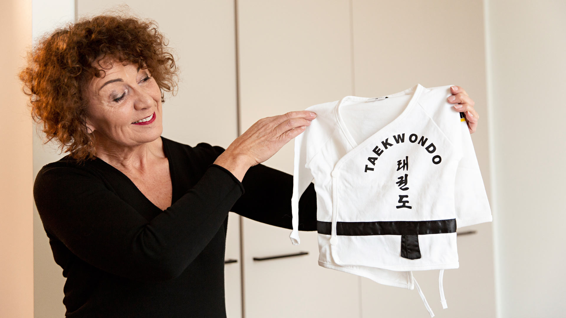 Anneli on ostanut jo ennen toisen lapsenlapsen syntymää tälle taekwondo-puvun.