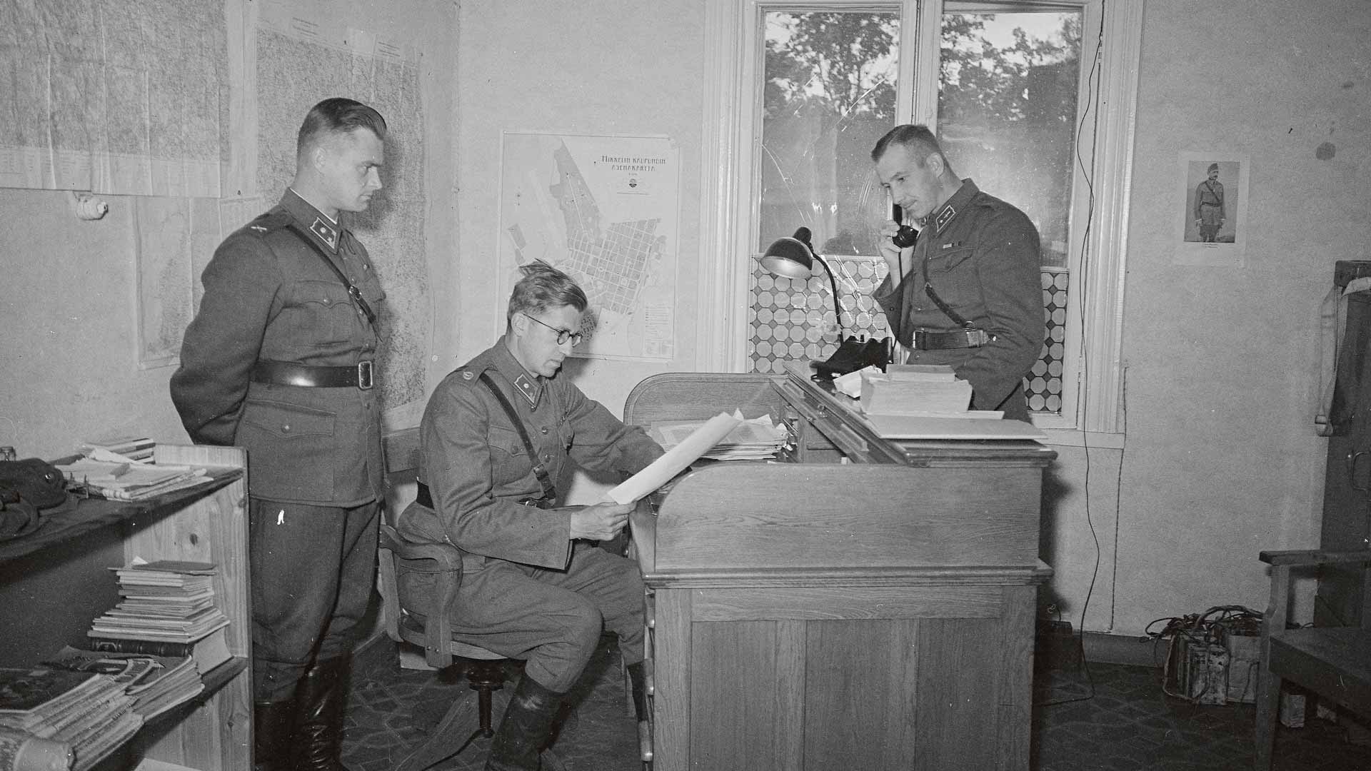 Kirjoituspöytä, paperisia kortistoja ja puhelin: keväällä 1943 Gösta Falck, Pentti Ignatius ja Sulo Kaunisharju saivat pärjätä vähäisillä työvälineillä.