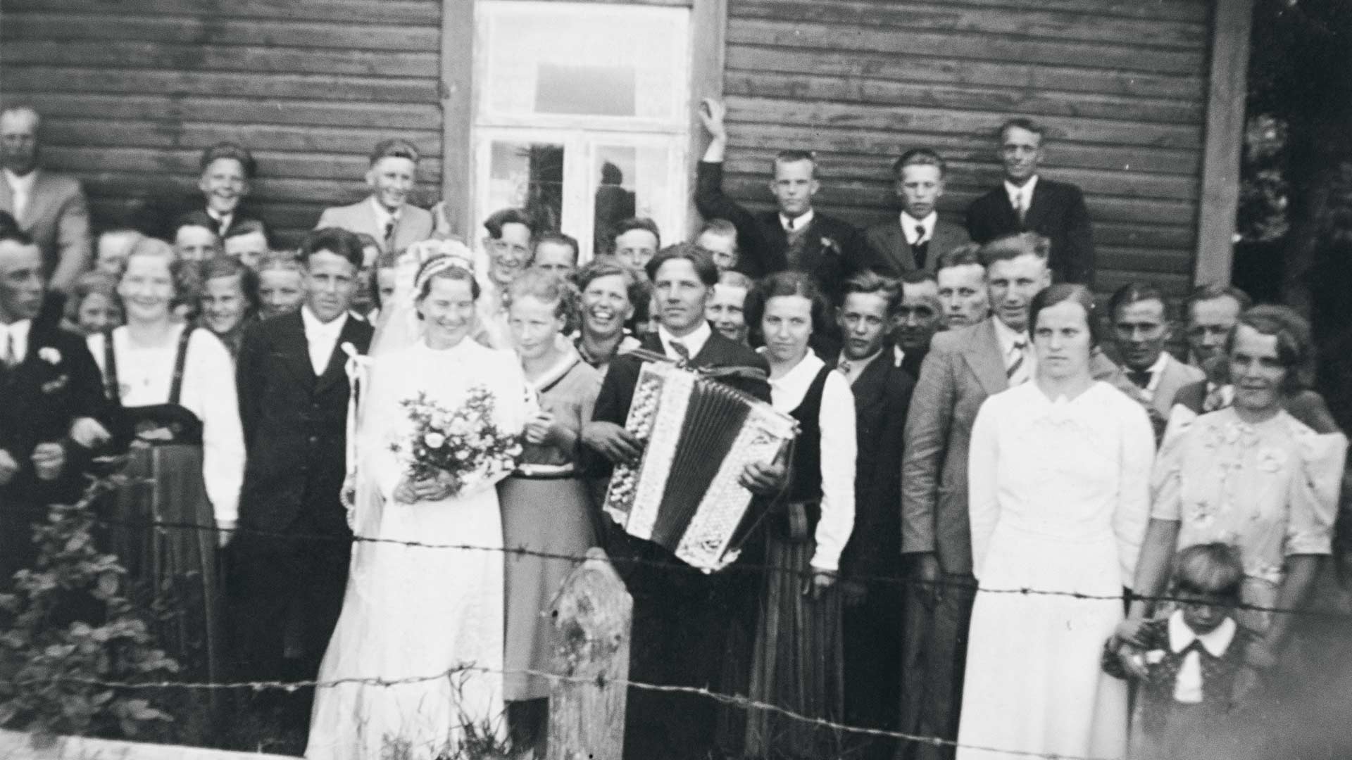 Saima ja Mauno vihittiin juhannuksena 1939, mutta sota heitti liittoon synkän varjonsa ja yhteiselo jäi lyhyeksi.