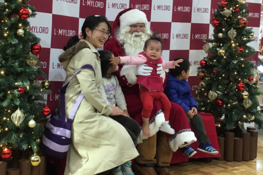 Japanissa harva lapsi itkee joulupukin sylissä Suomeen verrattuna. Pienimpiä kuitenkin vähän pelottaa.