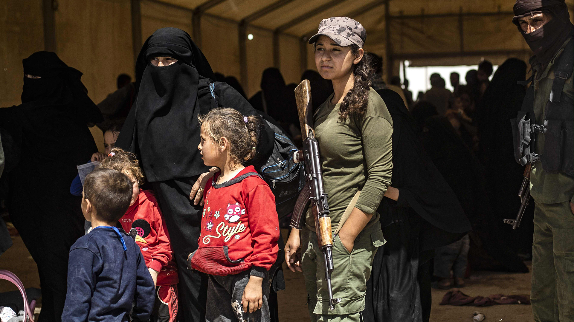 Kurdien hallitsemilla al-Holin pakolaisleireillä Syyriassa elää ehkä 11 kalifaatissa ollutta suomalaista naista, joilla on yli 30 lasta.
