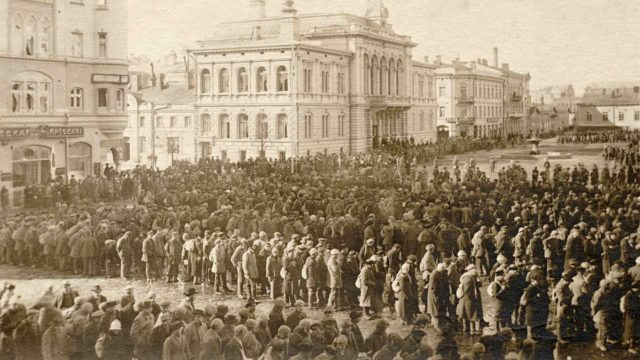 Tampereen punaiset koottiin 1918 kaupungin valtauksen jälkeen Keskustorille odottamaan kuljetusta. Näidenkin ihmisten kohtaloita voi löytää Sotasammosta.