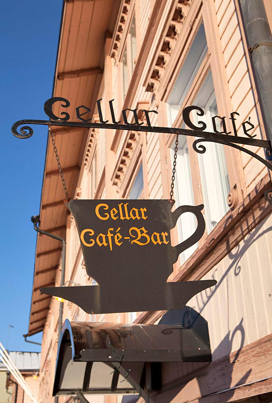 Cellar Cafe sijaitsee Porvoon vanhimman sillan kupeessa. 
