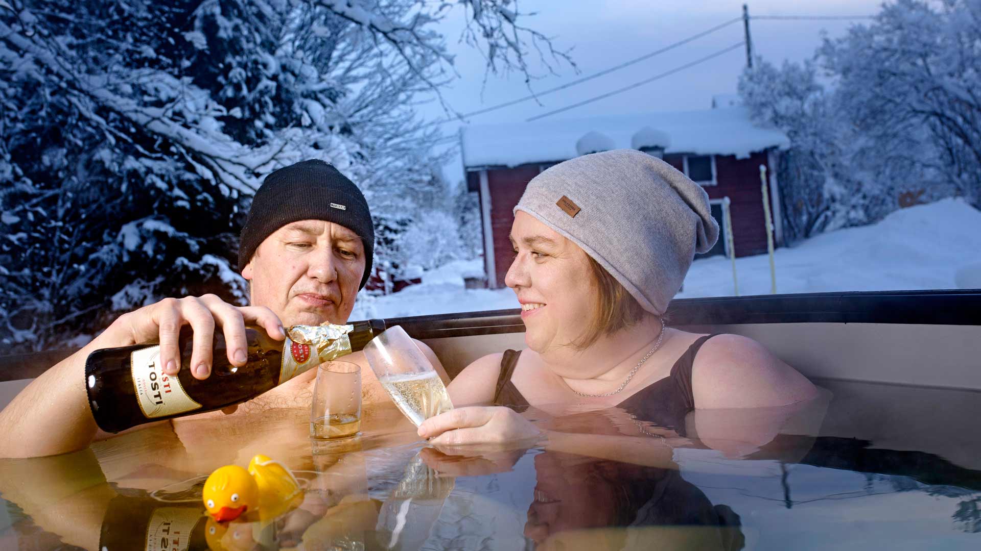 Palju on Maija ja Veli-Matti Perälammen pitkäaikainen haave. Kun se hankittiin, pari onkin kylpenyt siinä kesät talvet. 