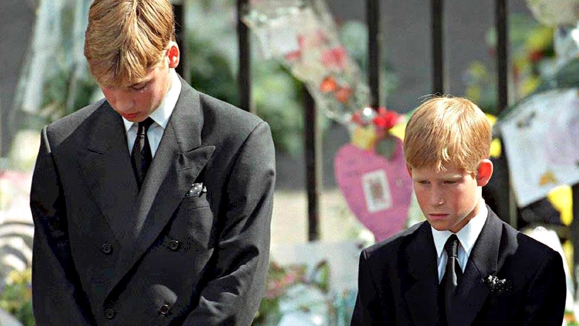 Prinssit menettivät äitinsä varhaisessa teini-iässä. Dianan hautajaisissa 6. Syyskuuta 1997 veljesten suru oli suunnaton. 