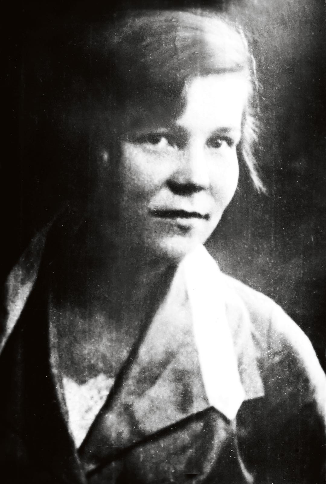 Tyyne Mantere-Zinovjeva (o.s. Heikkinen) kuvattuna 1930-luvulla Muurmannin suurimmassa Uuran kylässä – aikana, jolloin kaikki oli vielä hyvin. 