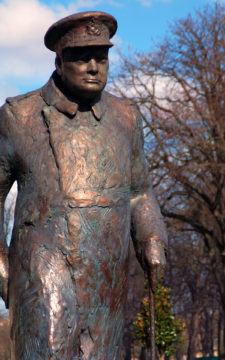 Britannian pääministeri Winston Churchillin patsas Pariisissa.