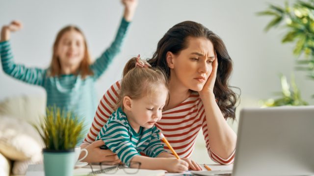 Stressi verottaa perheiden arkea ja voi aiheuttaa lapsille oireita.