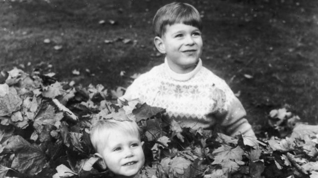 Prinssi Andrew ja prinssi Edward leikkivät syksyisessä lehtikasassa.