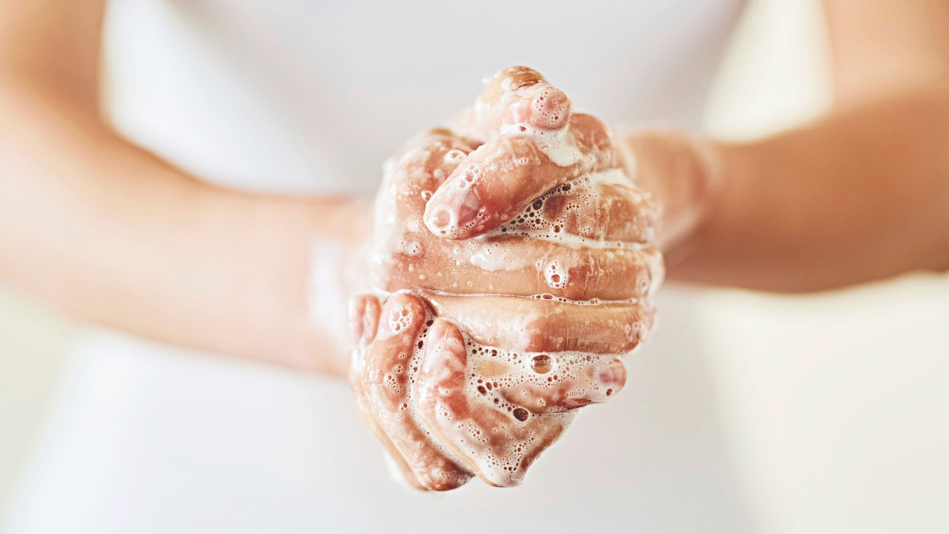 Saippuaa on hierottava huolellisesti kämmeniin, sormiin, sormenpäihin ja -väleihin.