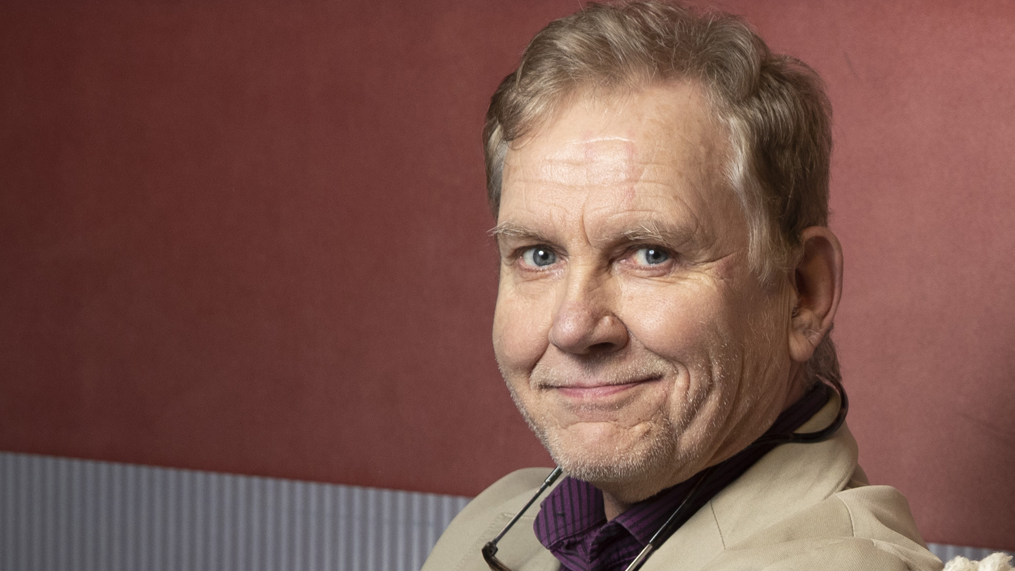 Ääninäyttelijä ja dokumenttiselostaja Jarmo Heikkinen, 70, teki jo lapsena kuunnelmia.