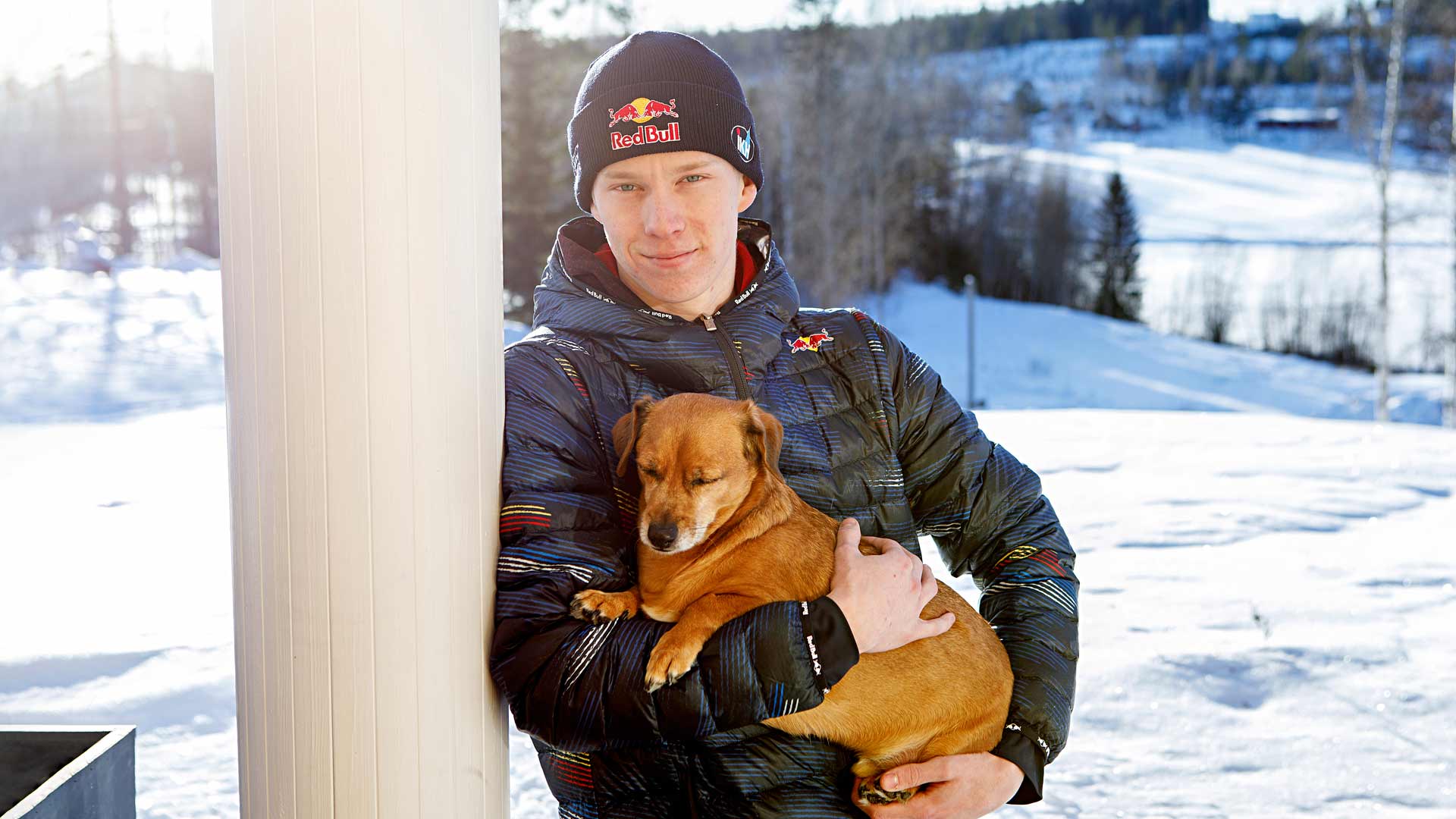 Kalle Rovanperä viihtyy lapsuudenkodissaan, kun pääsee pitämään välipäiviä kilpareissuista. Sylissa perheen Pultti-koira.