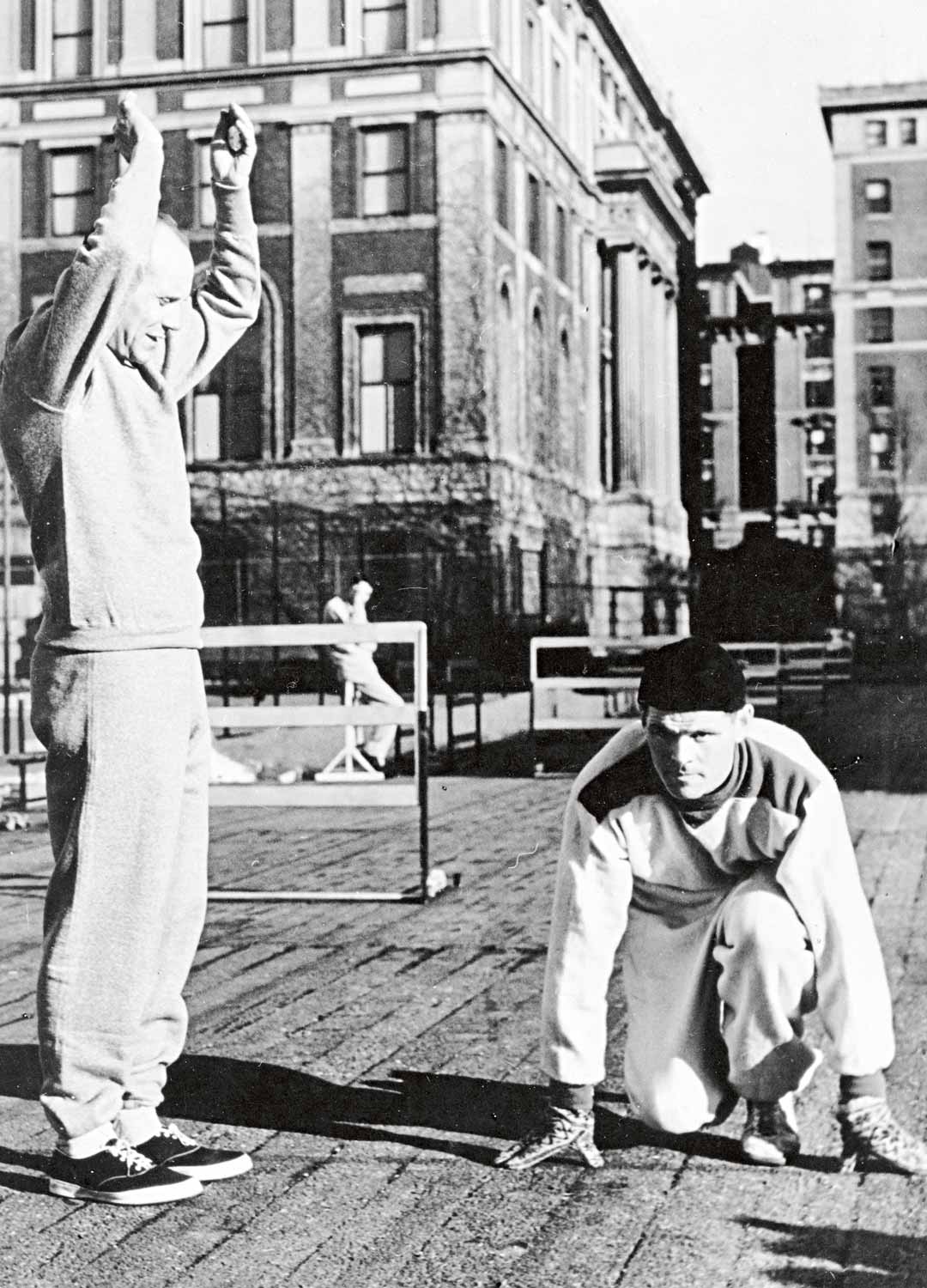 Ennen ensimmäisiä kilpailujaan Taisto Mäki harjoitteli Paavo Nurmen johdolla hotellinsa katolla keskellä New Yorkin kivierämaata.