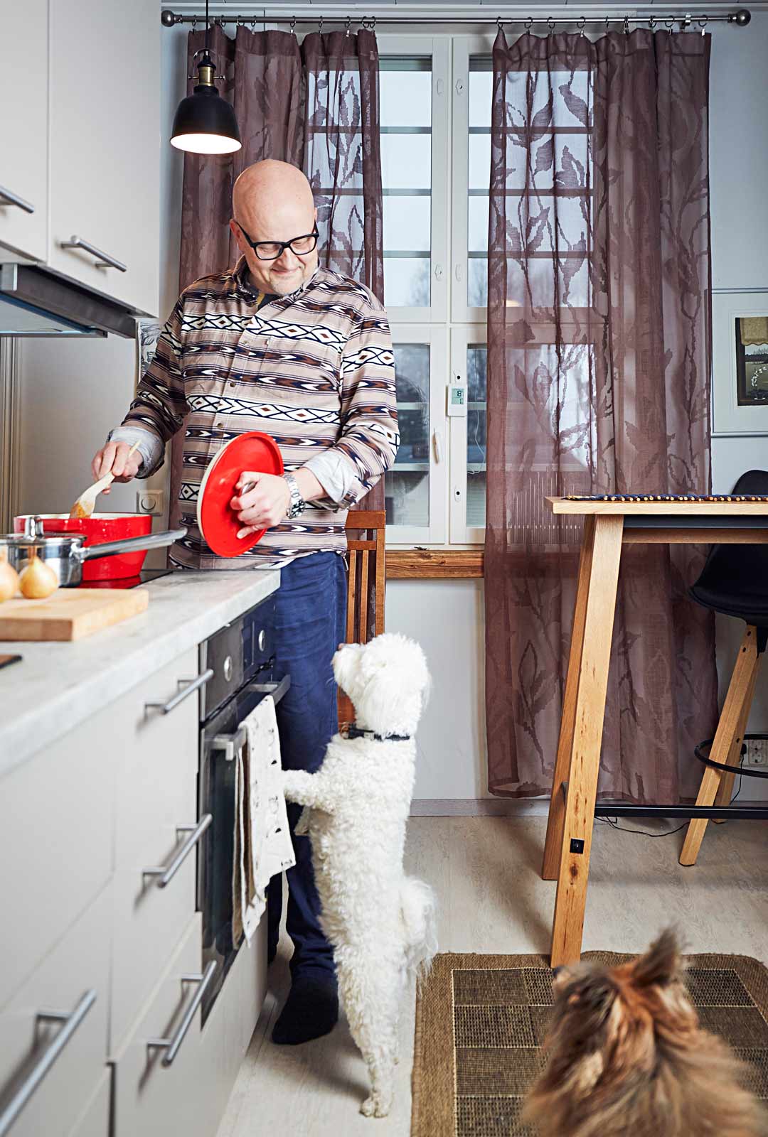 Seppo panosti asuntonsa suunnitteluvaiheessa omaan keittiöön, sillä hän harrastaa kokkaamista.