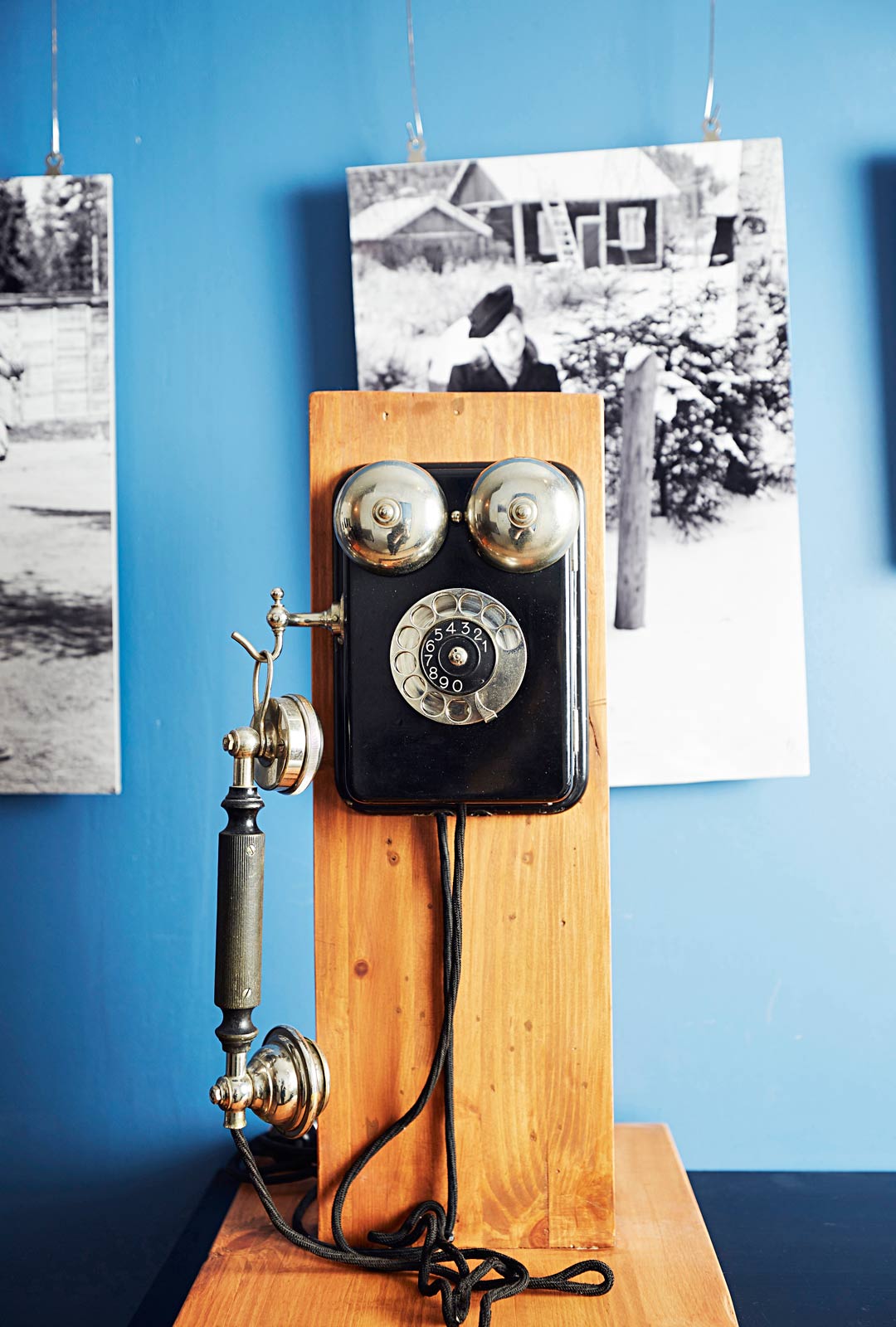 Veli-Matin harrastamat vanhat tavarat saavat näkyä hänen asuntonsa sisutuksessa. Mies rakensi myös jokaiseen asuntoon oman sisäpuhelimen. 