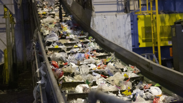 Muovin kierrätyksen ensimmäinen vaihe on syöttö: auki revittyjen muovikassien sisältö leviää linjastolle ja muovi lähtee pitkin lajitteluun.