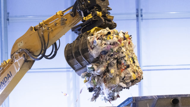 Riihimäen muovinjalostamolla kierrätetään 18 000 tonnia muovia vuodessa.