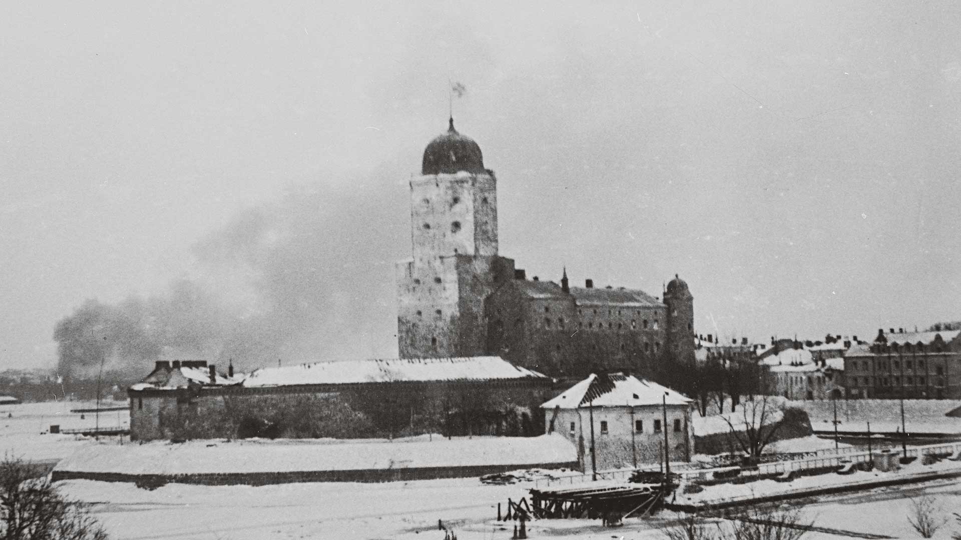 Viipurin linnan tornissa liehui siniristilippu talvisodan loppuun asti. Viipuri siirtyi Neuvostoliitolle vasta rauhanteossa – paperilla.