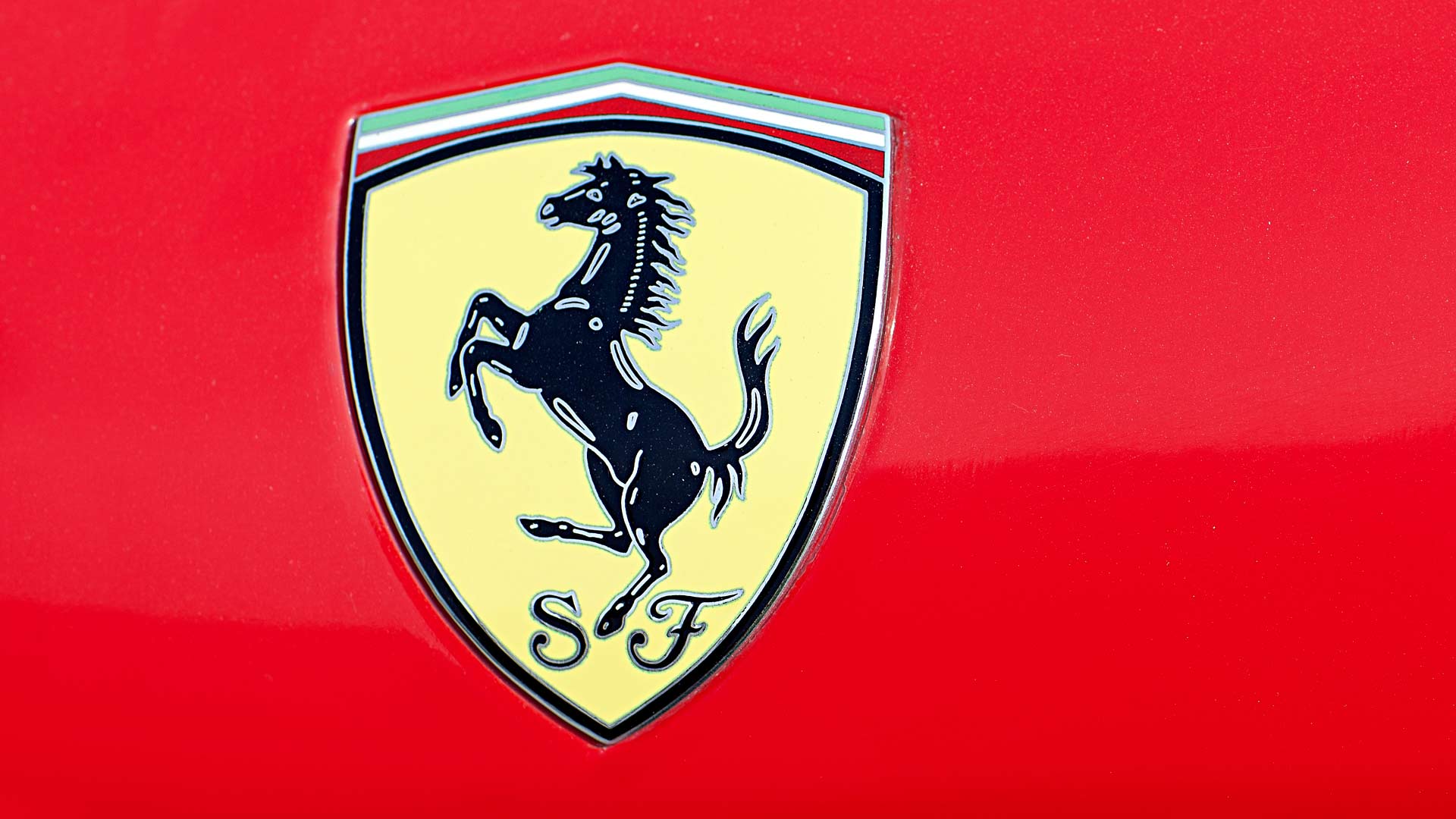 Ferrarin nykyinen hevoslogo.