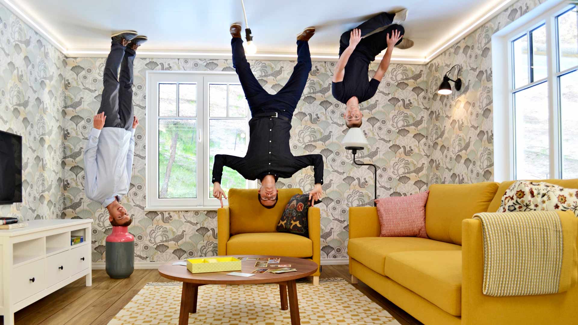 Ota hauskoja kuvia: Kaikki huonekalut ovat lattian sijaan kiinni katossa. 