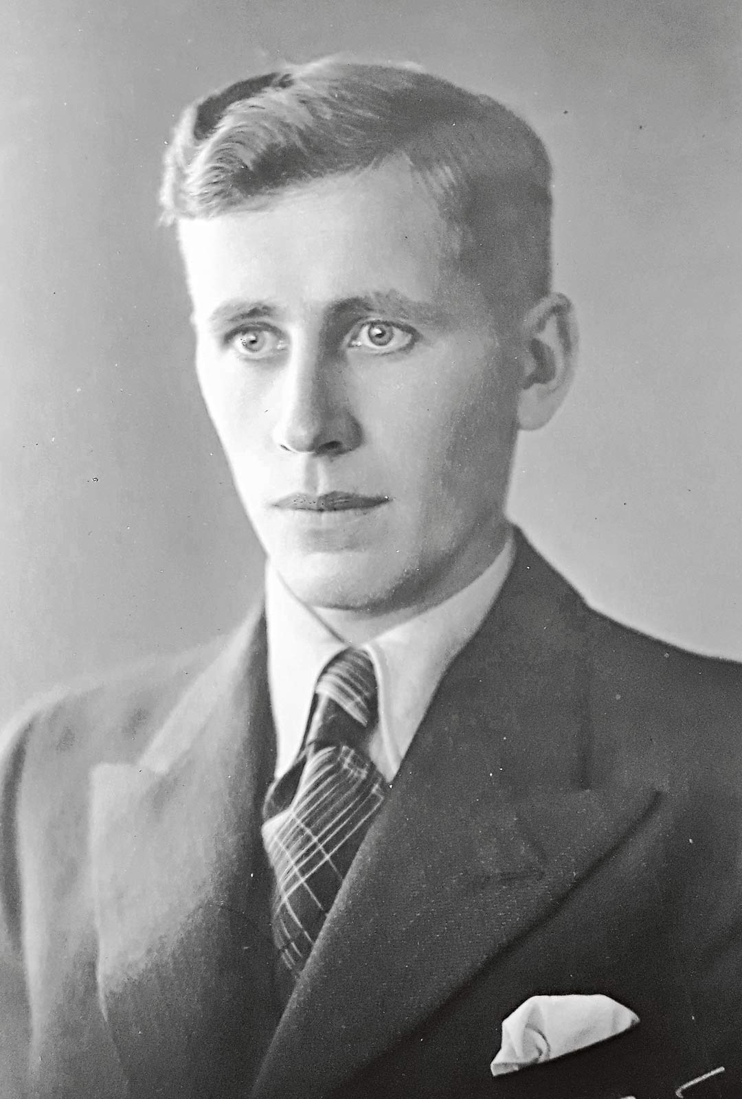 Punikkitaustainen Timo kävi sotaväen Suomen Valkoisessa kaartissa 1933–34 ja erikoistui taistelulähetiksi. Hän kaatui kaksi päivää ennen talvisodan päättymistä.