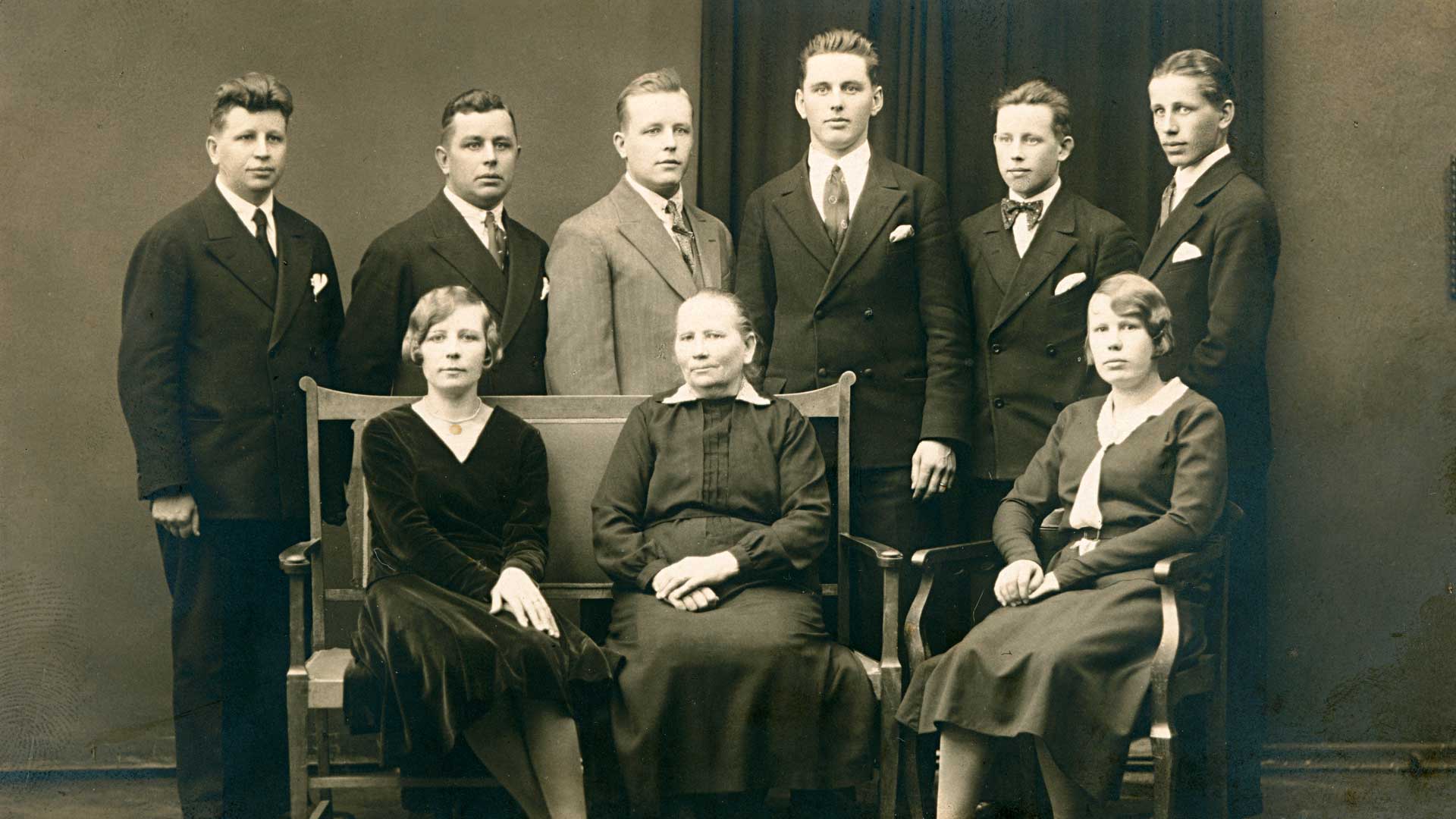 Äiti ja lapset perhekuvassa 1930-luvulla. Istumassa Arla, Manta-äiti ja Helvi, takana pojat ikäjärjestyksessä Martti, Jaakko, Bruno, Yrjö, Toivo ja Timo.