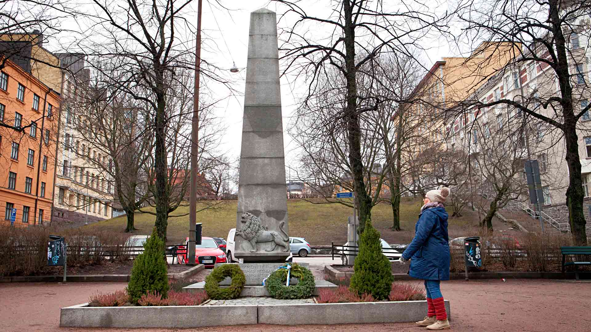 Ässä-rykmentin veteraanit pystyttivät kaatuneiden toveriensa kunniaksi muistomerkin Kallioon. Paljastustilaisuus oli vuosi liikekannallepanon jälkeen 13.10. 1940. Marsalkka Mannerheim osallistui juhlaan.