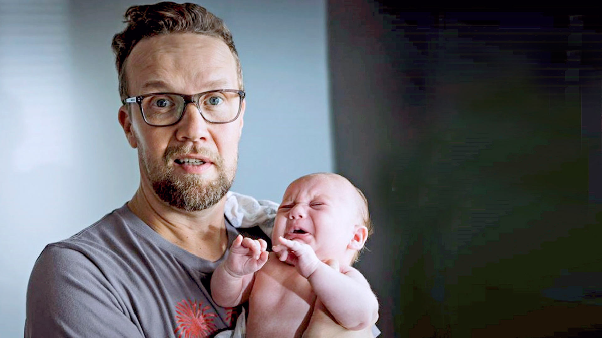 Antti (Petteri Summanen) elokuvassa Yösyöttö joutuu liistesiin vastasyntyneen vauvansa kanssa.