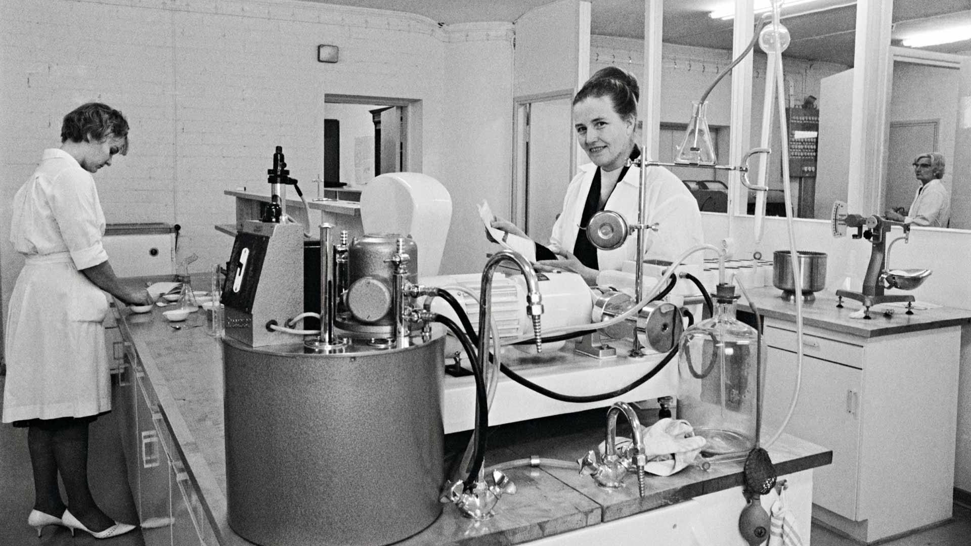 Valtion viljavaraston laboratoriossa analysoitiin marraskuussa 1965 näyte-eriä käsin.