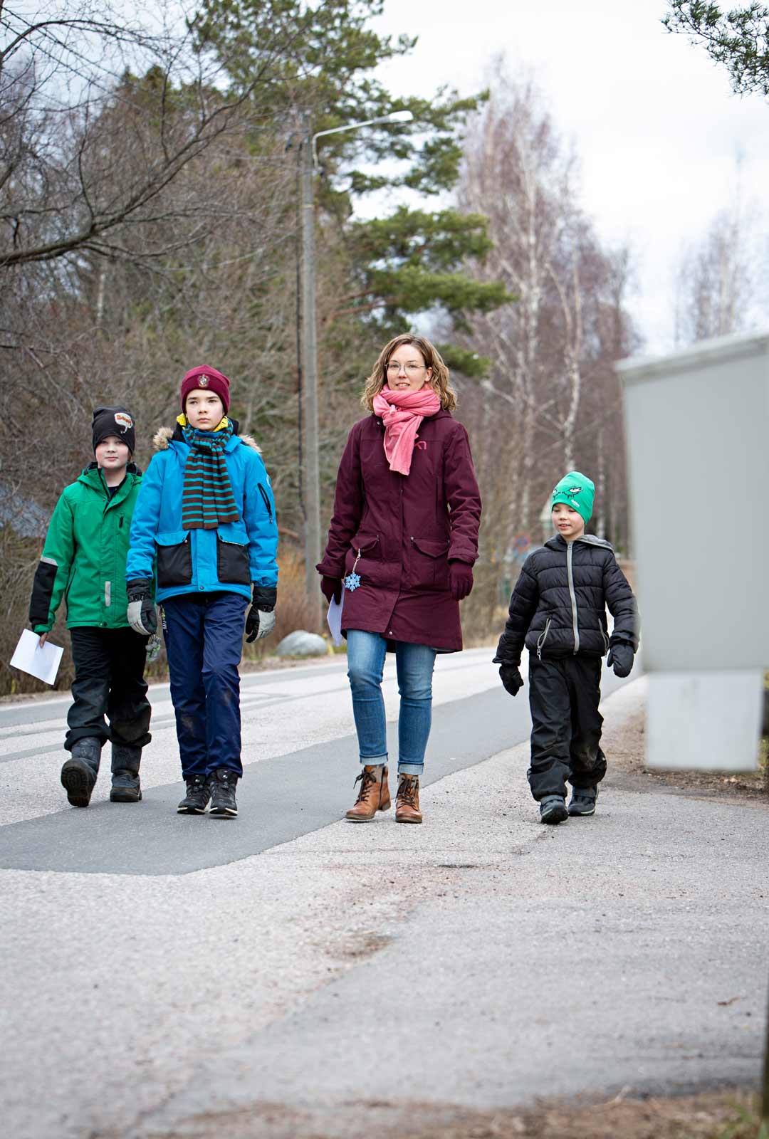 Erityisopettaja Anna Enkenberg tekee nyt työtään etänä, samoin hänen lapsensa Aarni, Nooa ja Tiitus käyvät koulua etänä.