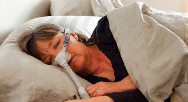 CPAP-laite hoitaa uniapneaan liittyviä yöllisiä hengityskatkoksia.