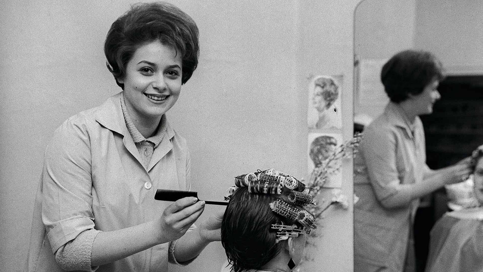 Euroviisu-karsintavoiton jälkeen Marion Rung alettiin tunnistaa kadulla. Pian työt kampaamossa jäivät. Kuva on otettu helmi­kuussa 1962.