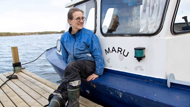 Kotkan Kuutsalon saaressa asuvalle Laura Hyvöselle oma Maru-vene on kulkuväline rauhaan ja vapauteen.