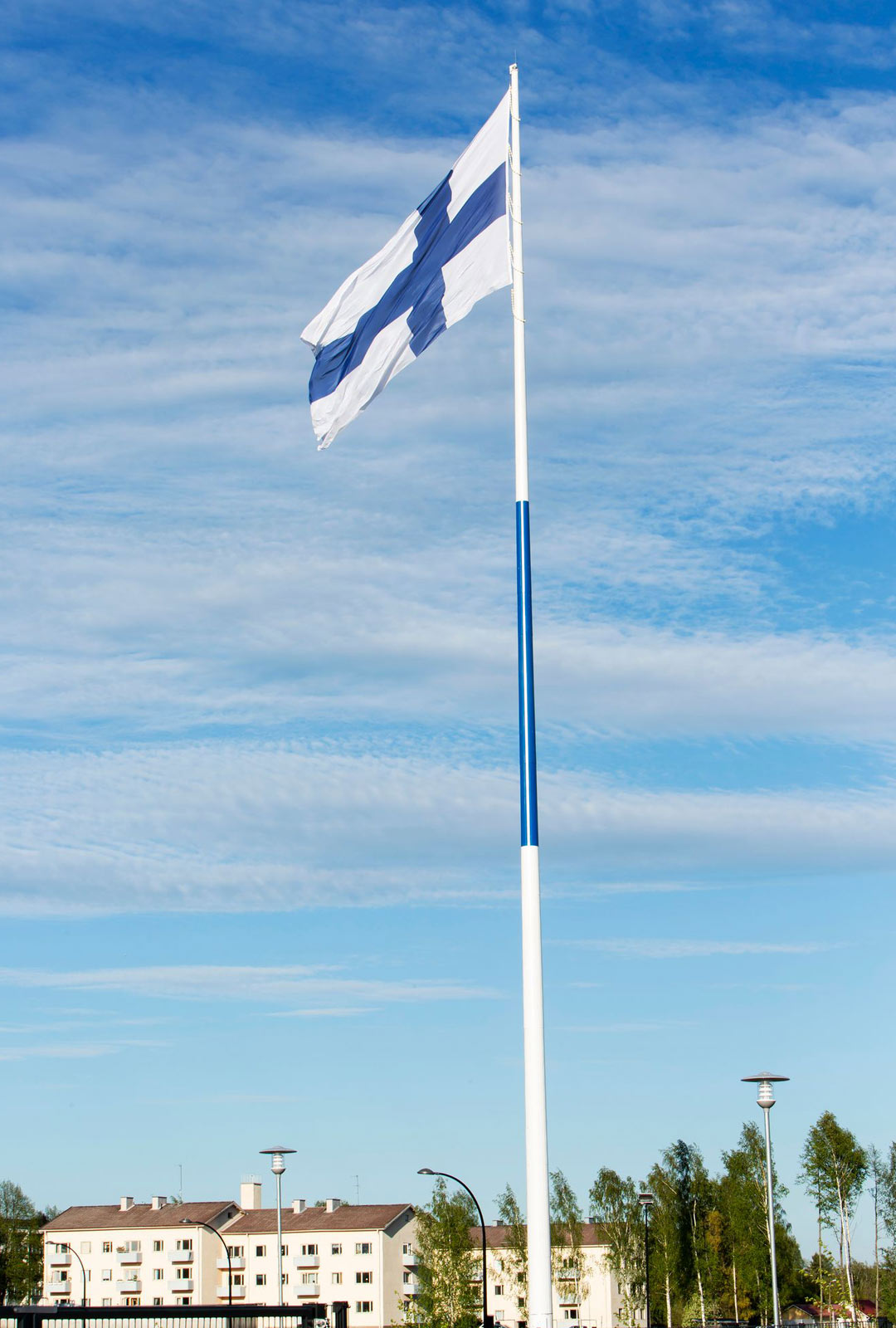 Maailman suurin Suomen lippu liehuu Sibeliuskadun kentällä 100 metriä korkeassa salossa. Sen liehumista voi seurata kaupungin verkkosivuilla. 