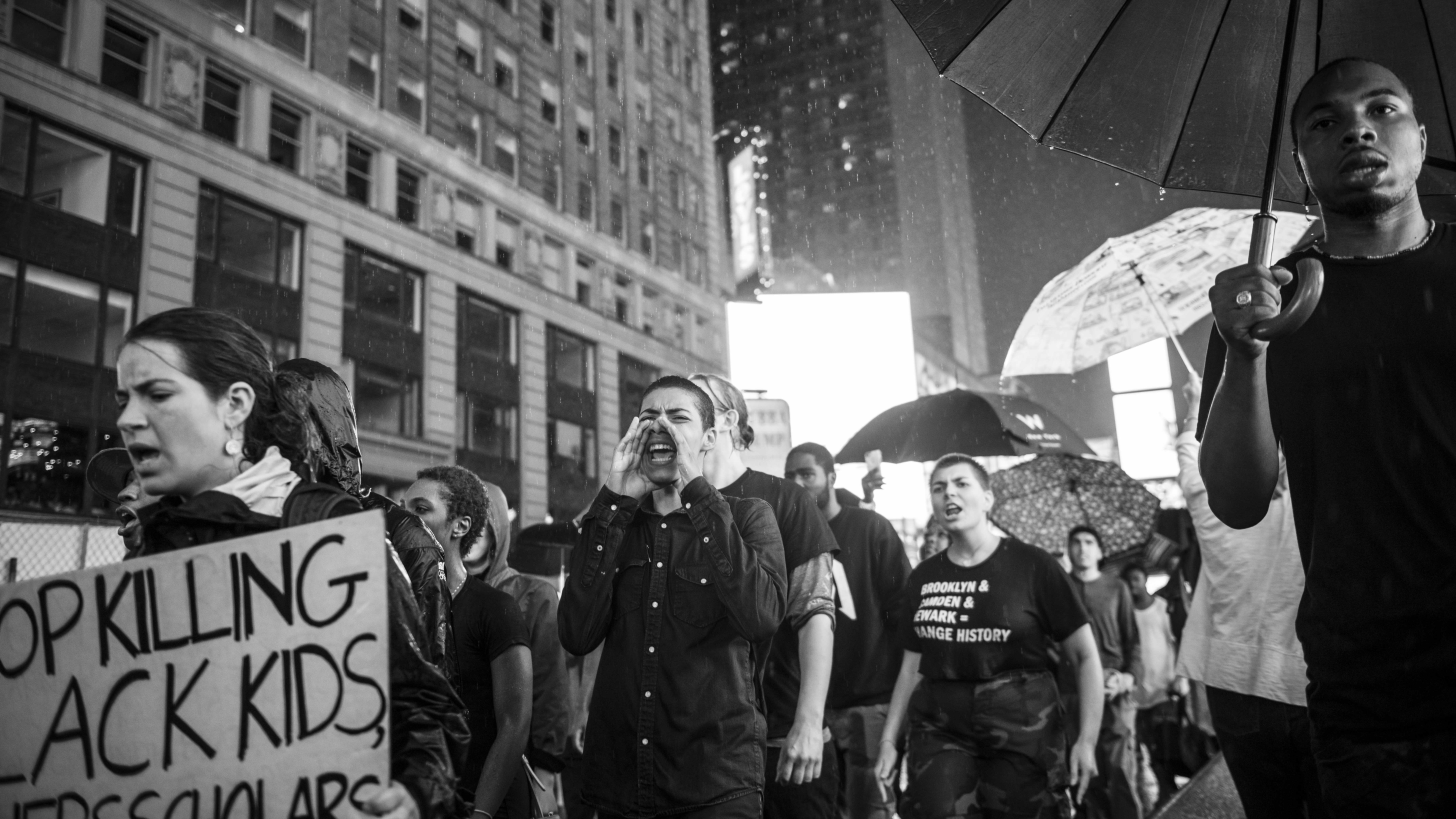 Rasismi ja eriarvoisuus ovat ongelma valtaosan amerikkalaisista mielestä. Kuvassa Black lives matter -mielenosoittajia New Yorkissa vuonna 2016.