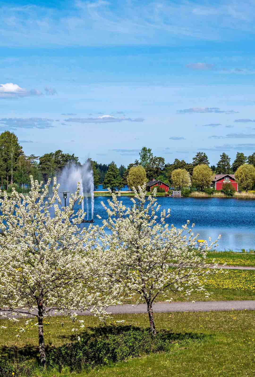 Pyhäveden lahti ulottuu aivan Mäntyharjun keskustaan saakka. Moni kesäasukas käyttääkin kylälle saapumiseen mieluummin venettä kuin autoa. Mäntyharju kuuluu Suomen suosituimpien kesämökkikuntien joukkoon.