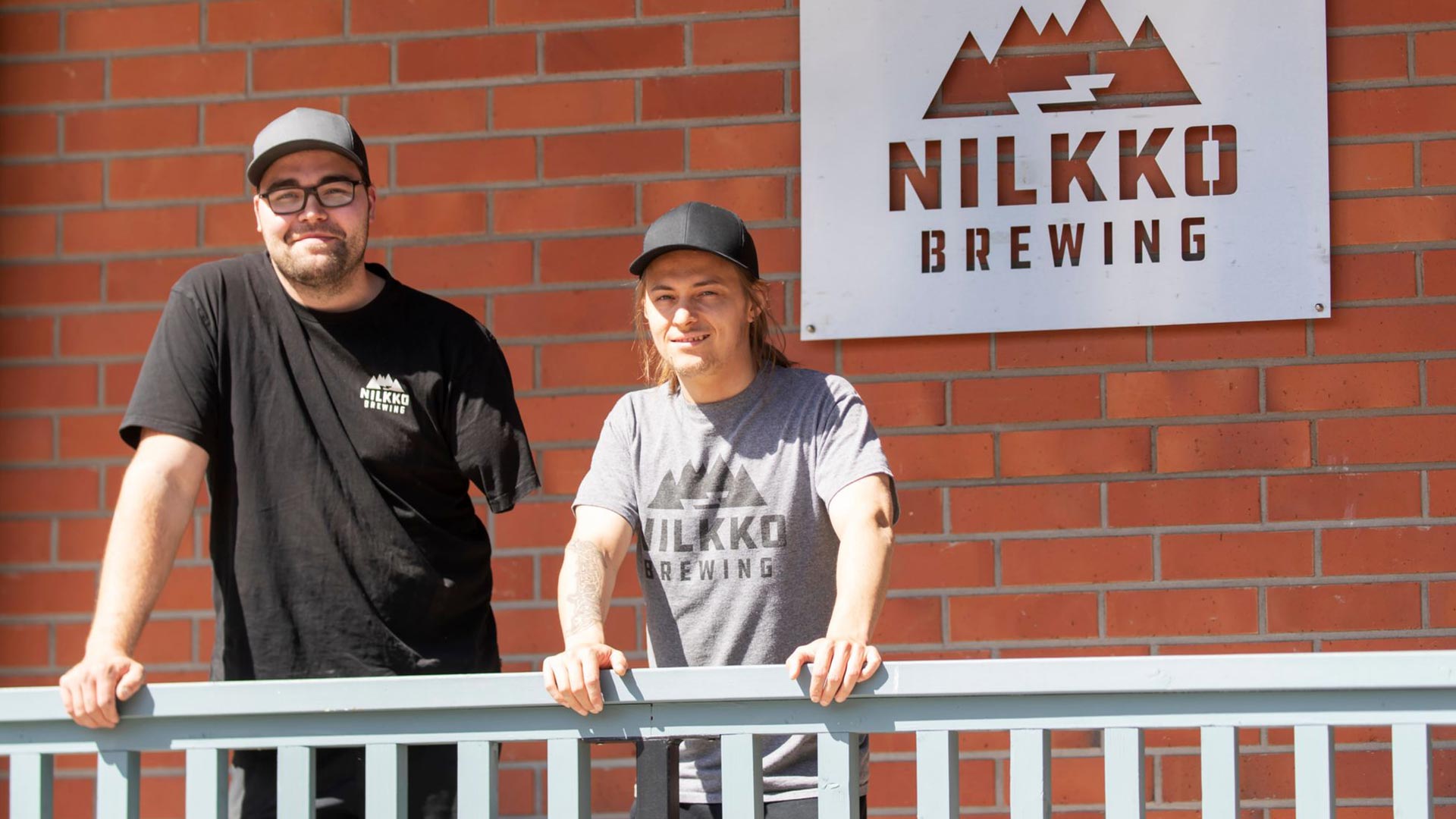 Panimoyrittäjä Iiro Heikkilä ja työntekijä Juuso Turkki ovat kehittäneet Nilkko Brewingista suositun käyntikohteen olutharrastajien keskuudessa.