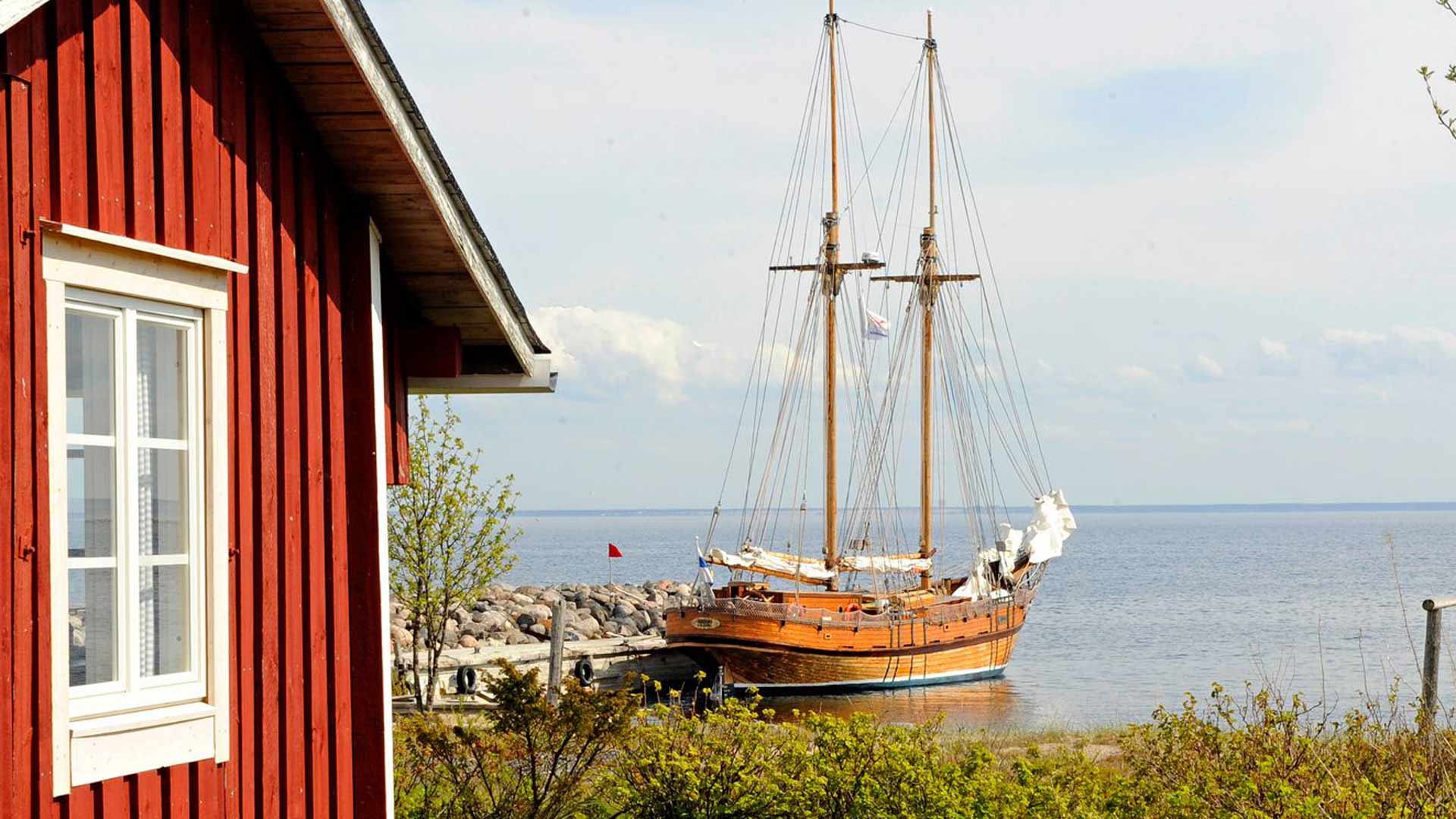Kaljaasi Ansio miehistöineen purjehtii Maakallaan Kalajoen Rahjan kalasatamasta.