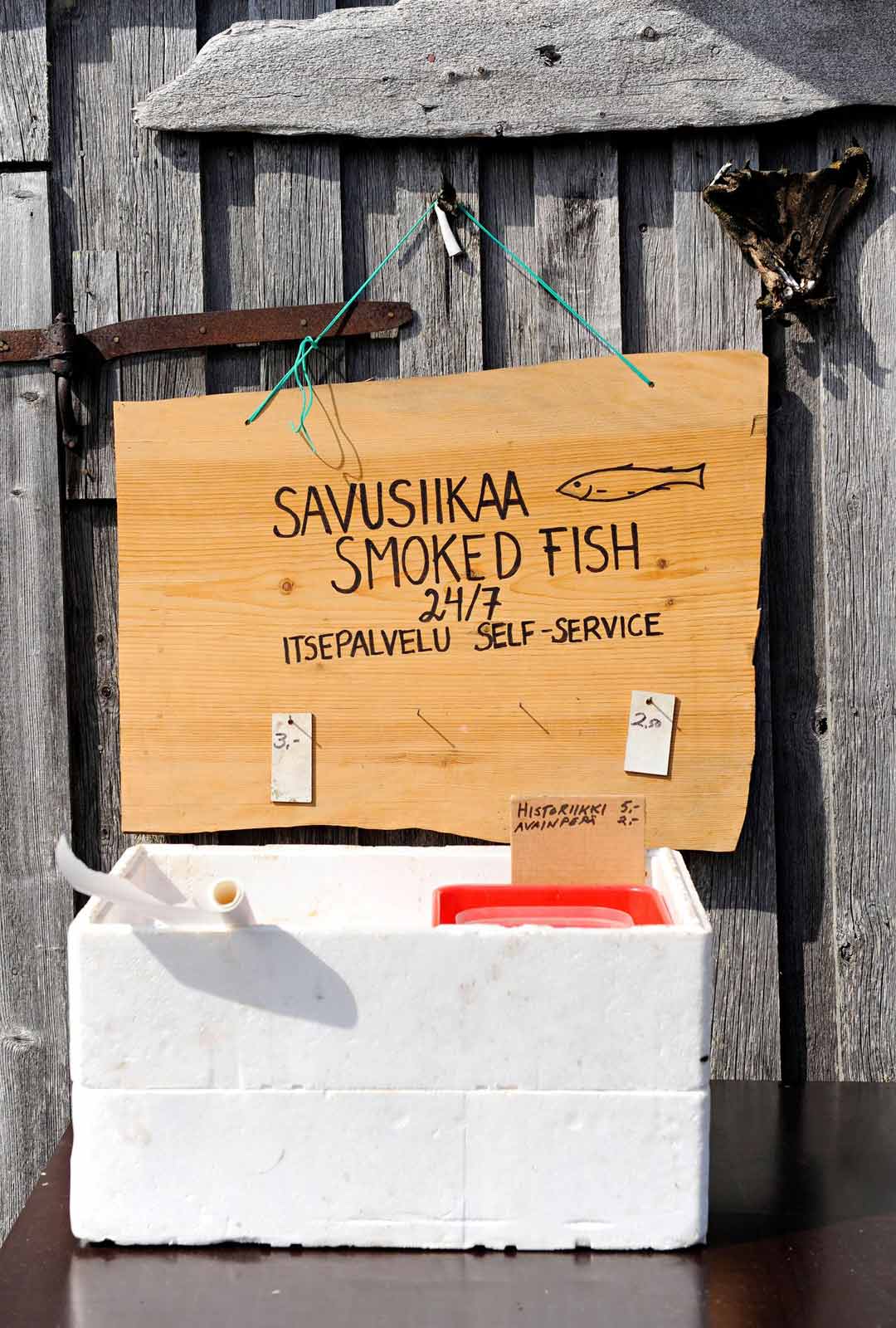 Päiväpurjehduksella vierailevat voivat herkutella kalastaja Pasi Pääkkösen savusiioilla. 