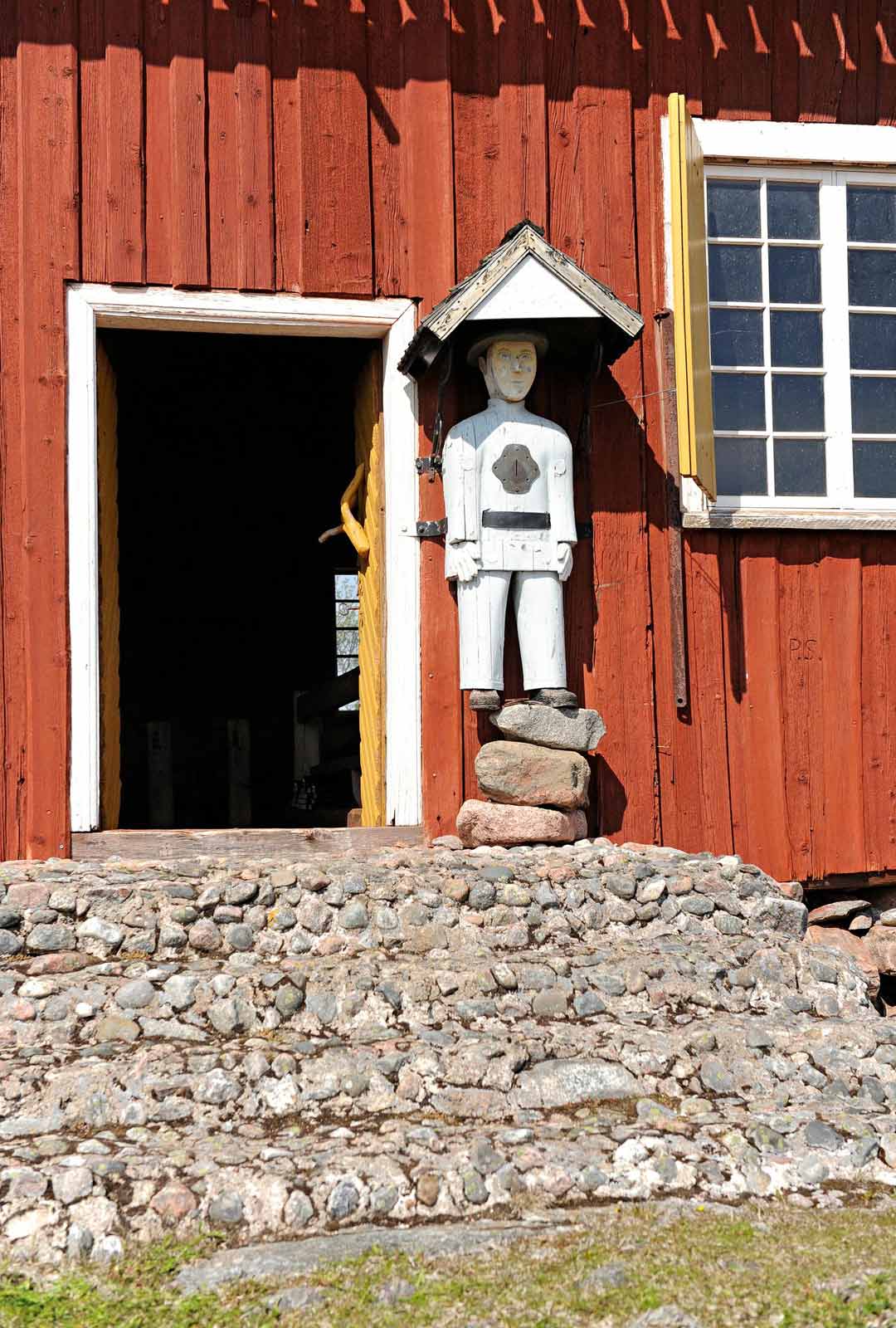 Kirkon ovella on seissyt jo yli 50 vuotta vaivaisukko, jonka veisti kalastaja ja puuseppä Ville Orell Kalajoelta.
